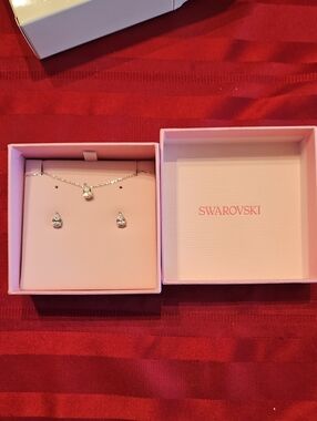 Swarovski Silver Necklace and Teardrop Crystal Earrings - White